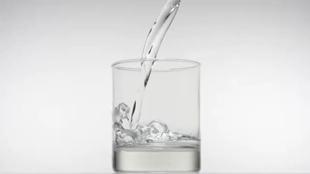 Tømmeglass med vann i langsom bevegelse – stockvideo