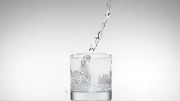 Töltőüveg víz lassított felvételben — Stock videók