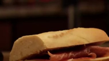 ızgara için Panini sandviç hazırlamak