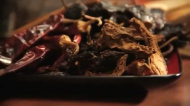 biber üzerinde yavaş Pan ve Meksika baharatlar bir dağ