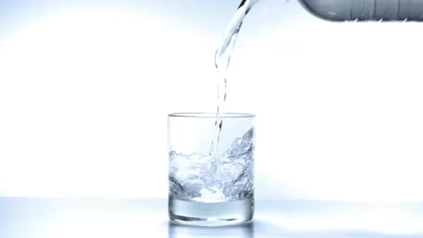 Lití sklenice vody ve zpomaleném filmu — Stock video