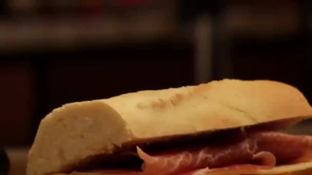 Preparar bocadillos de panini para asar a la parrilla — Vídeo de stock