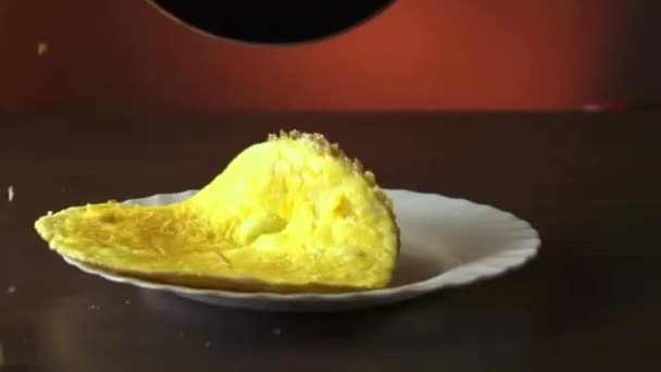 Umieszczenie omlet na płytce zwolnionym tempie — Wideo stockowe