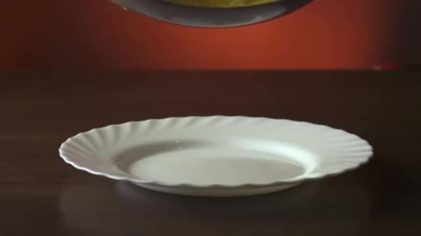 Colocando a omelete em uma placa em câmera lenta — Vídeo de Stock