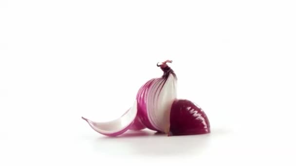 Red onion cut in half — Stock Video
