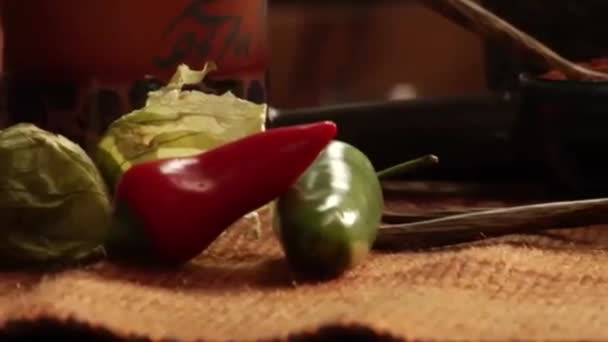 Langsame Pfanne über Paprika und einen Berg mexikanischer Gewürze — Stockvideo