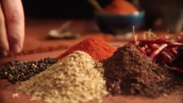 Langsame Pfanne über Paprika und einen Berg mexikanischer Gewürze — Stockvideo