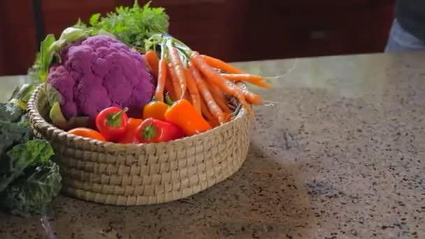 Mujer desempacar verduras del mercado de agricultores — Vídeo de stock