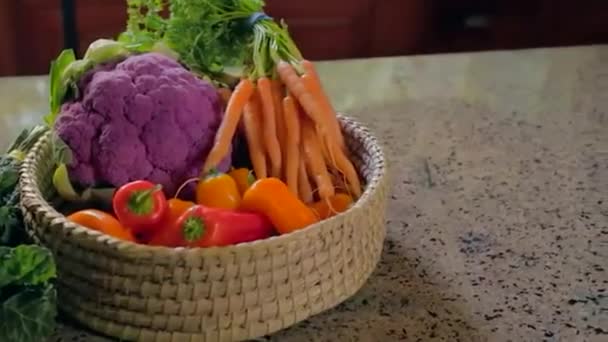 Femme déballer les légumes du marché fermier — Video