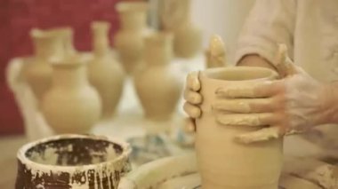 Potter çalışır. Çanak çömlek oluşturma işlemi