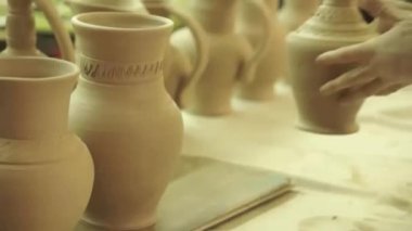 Potter çalışır. Çanak çömlek oluşturma işlemi