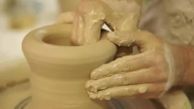 Potter çalışır. Çanak çömlek oluşturma işlemi