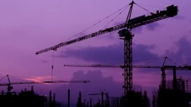 siluet vinç bina ve alacakaranlık zaman