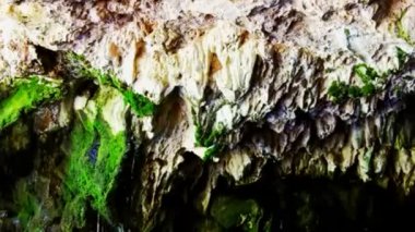 Kireçtaşı yeraltı nehir Mağarası çatısından yay suyu damlar