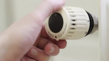 Radyatör termostat, seçici odak, beyaz arka plan, seviye 4 ' e kadar çıktı