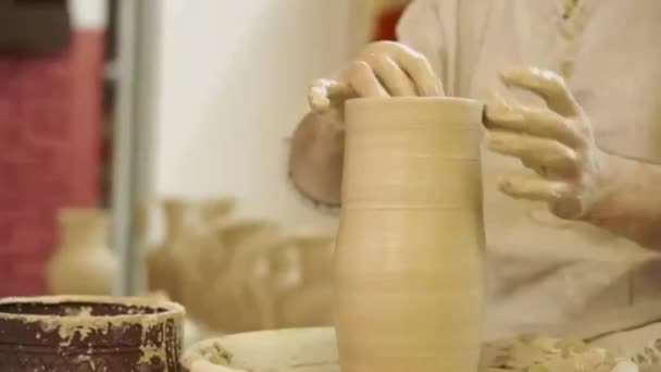 制陶工人工作。陶器的创建过程 — 图库视频影像