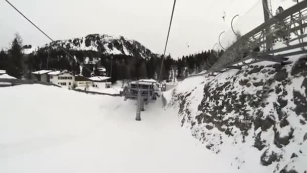 Vista del telesilla desde la parte delantera — Vídeo de stock