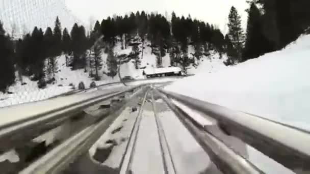 Montaña rusa de nieve cuesta abajo — Vídeo de stock