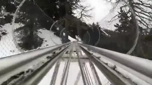 Montaña rusa de nieve paseo cuesta abajo — Vídeos de Stock