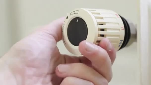 Termostato do radiador, foco seletivo, fundo branco, girado para baixo ao mínimo — Vídeo de Stock