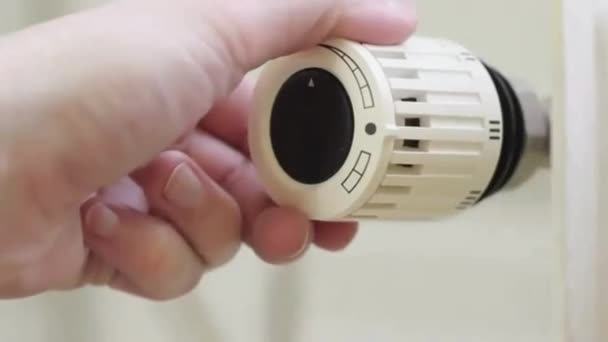 Termostato do radiador, foco seletivo, fundo branco, girado até o máximo — Vídeo de Stock