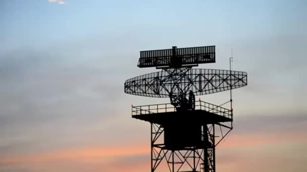 Silhouette radar tower and plane — Stock Video