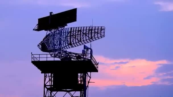 Силуэт радиолокационной башни связи — стоковое видео