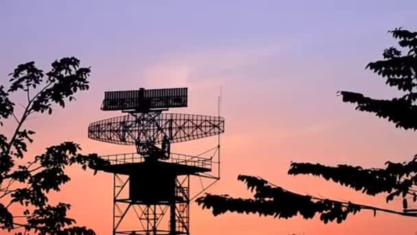 Silhouette radar torre di comunicazione e aereo — Video Stock