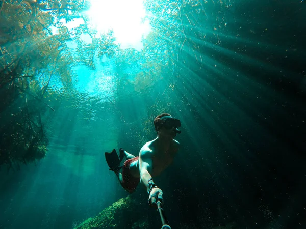 Man neemt selfie terwijl Freediving in Casa Cenote in Tulum, Quintana Roo, Mexico — Stockfoto