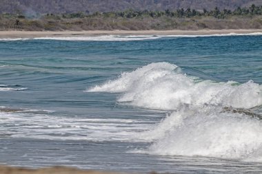 Spume dalgaları Meksika Pasifik Okyanusu plajına gidiyor