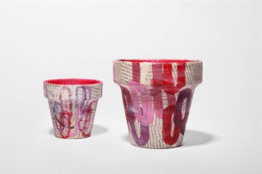 Dekupaj tekniği El beyaz arka plan ile tencere yaptı