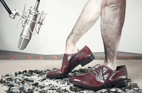 Foley uomo passi con le mani soundman all'interno delle scarpe vestito. Scarpa — Foto Stock