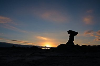 Bulutlu gün batımı, Mashroom 'un yanında, Ay Vadisi, Ischigualasto Ulusal Parkı' nda doğal bir jeolojik oluşum, Patagonya, San Juan Eyaleti, Arjantin 'in kuzey sınırındaki Cuyo bölgesinde..