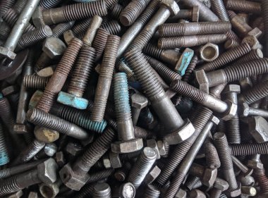 Birçok küçük ve büyük cıvata, somun. paslı ve kirli. yukarıdan görüntülemek