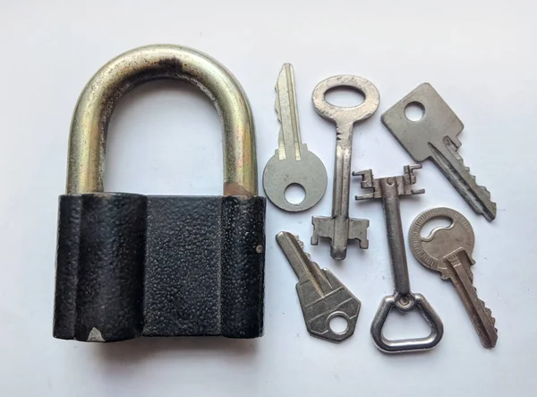 Múltiples llaves y bloqueo sobre fondo blanco — Foto de Stock