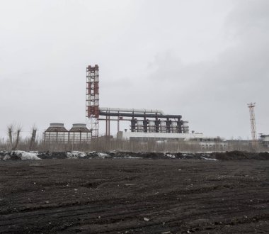 Fabrika Binası ile boru ve çamur ön planda