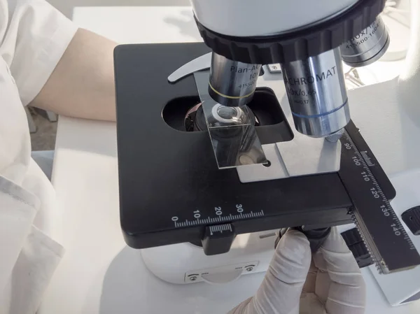 Scientist hands with microscope, examining samples and liquid. — Stock Photo, Image