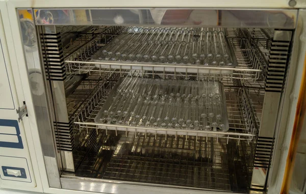 Пробные трубы для стерилизации в сухом тепловом шкафу — стоковое фото