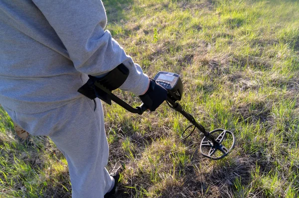 Bir hazine arayan metal dedektörü olan adam