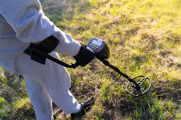 Bir hazine arayan metal dedektörü olan adam