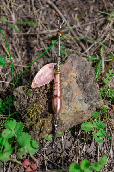 Accessori da pesca. Baubles e esche sdraiato su una pietra con uno sfondo forestale — Foto Stock