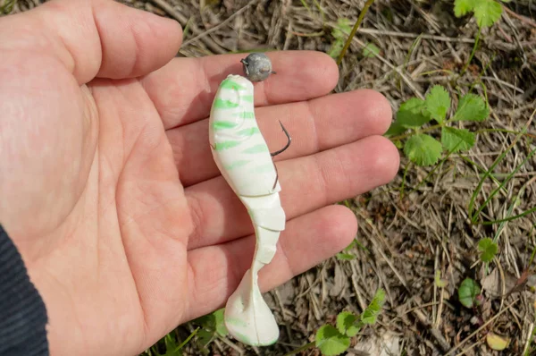 Accessori da pesca. Baubles e esche sdraiato su una mano — Foto Stock