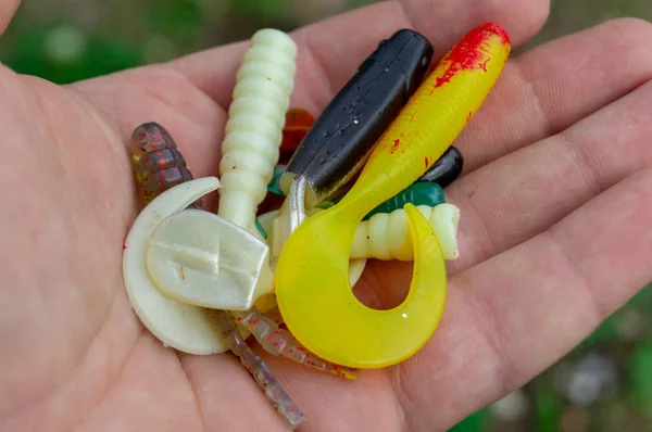 Vissen accessoires. Kerstballen en kunstaas liggen op een hand — Stockfoto