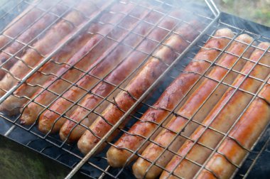 sosis duman ile ızgara da kızartılır