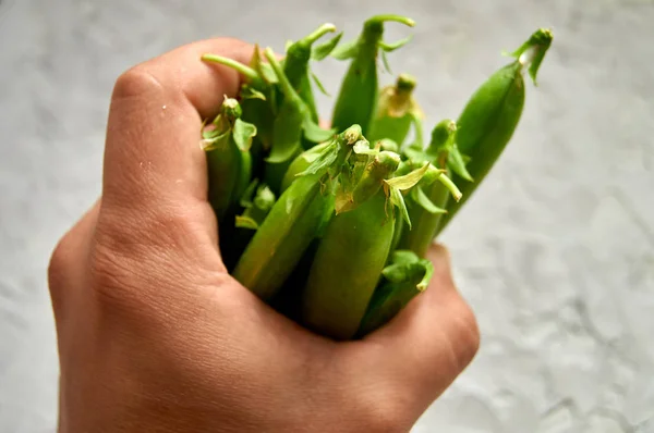 Veel van groene erwten pods op een factureerd oppervlak — Stockfoto