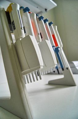 laboratuvarda standında profesyonel tıbbi pipetler