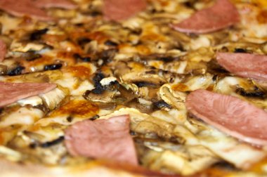 Mantar, jambon, domates ve satranç ile Pizza.