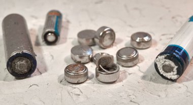 Farklı üreticilerden kullanılmış piller, atık, koleksiyon ve geri dönüşüm.