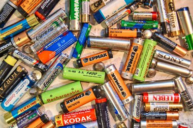 Pervouralsk, Rusya - Ağustos, 2019 Farklı üreticilerin kullanılmış pilleri, atık, toplama ve geri dönüşüm.