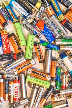 Pervouralsk, Rusya - Ağustos, 2019 Farklı üreticilerin kullanılmış pilleri, atık, toplama ve geri dönüşüm.